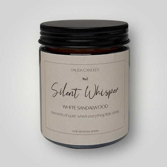 Αρωματική κεριά Silent Whisper No. 2 με άρωμα λευκού σανταλόξυλου, για στιγμές ησυχίας και γαλήνης.