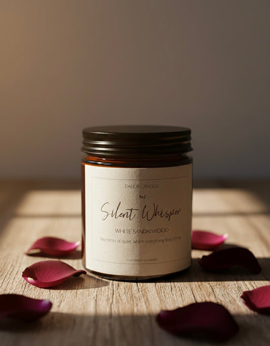 Άρωμα λευκού σανταλόξυλου Silent Whisper σε κερί με ροδοπέταλα, για στιγμές ησυχίας και γαλήνης.